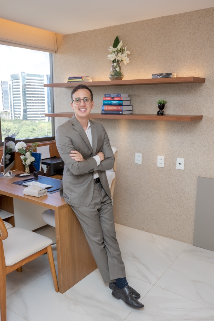 Dr. Marco Túlio Oliveira no consultório (sala 510), na Asa Norte
